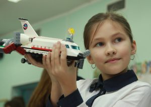 15 февраля 2018 года. Ученица школы № 2030 Полина Каманина на уроке астрономии показывает модель космического корабля. Фото: Наталия Нечаева
