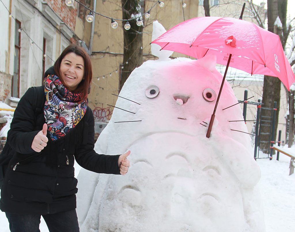 Снежный герой мультфильма радует прохожих