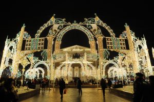 29 декабря 2016 года. Столица накануне Нового года: арка у Большого театра. Фото: Агентства городских новостей «Москва»
