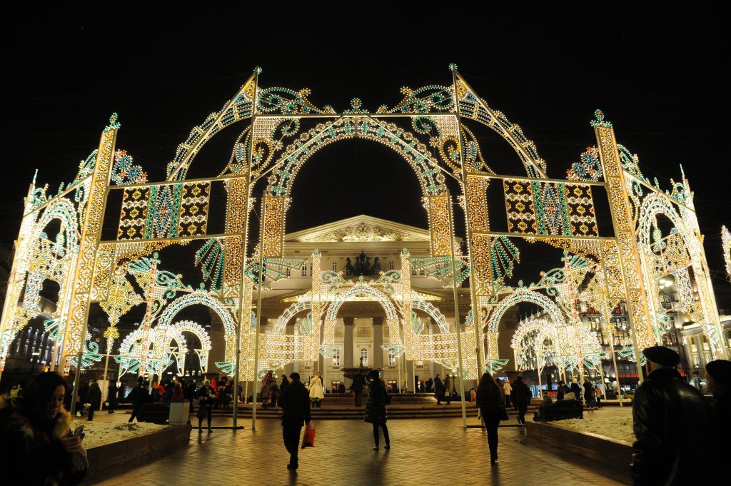 29 декабря 2016 года. Столица накануне Нового года: арка у Большого театра. Фото: Агентства городских новостей «Москва»