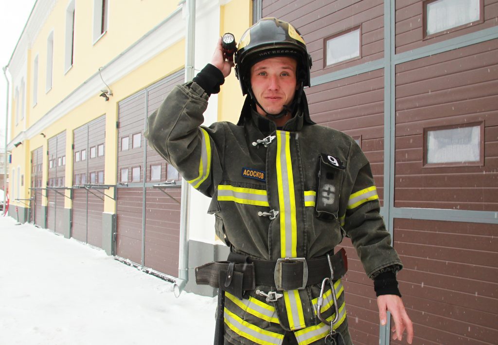 Сотрудник пожарной части 9 Дмитрий Асосков у тех же ворот — только теперь из них выезжают автомобили. Фото: Наталия Нечаева