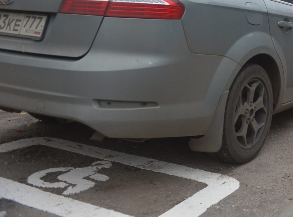 Москвичи смогут выявлять нарушения на парковках для инвалидов и электромобилей