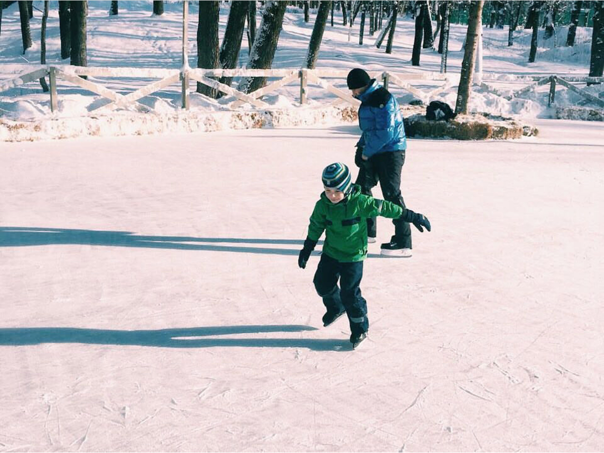 Юный житель ЦАО Тимофей Балабаев катается на коньках. Фото: страница Полины Ледовских в социальной сети Instagram