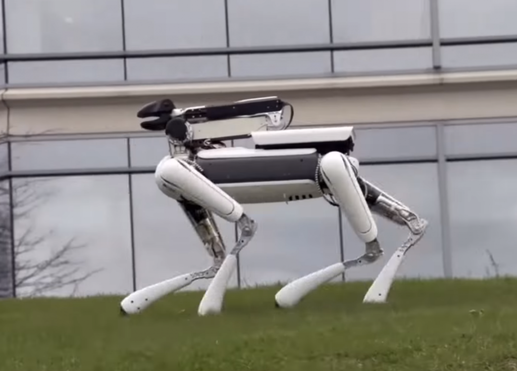 Знаменитый робот-пес напугал интернет механической рукой