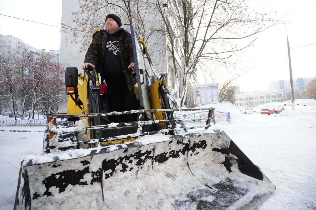 Москва привлекла манипуляторы для борьбы со снегом