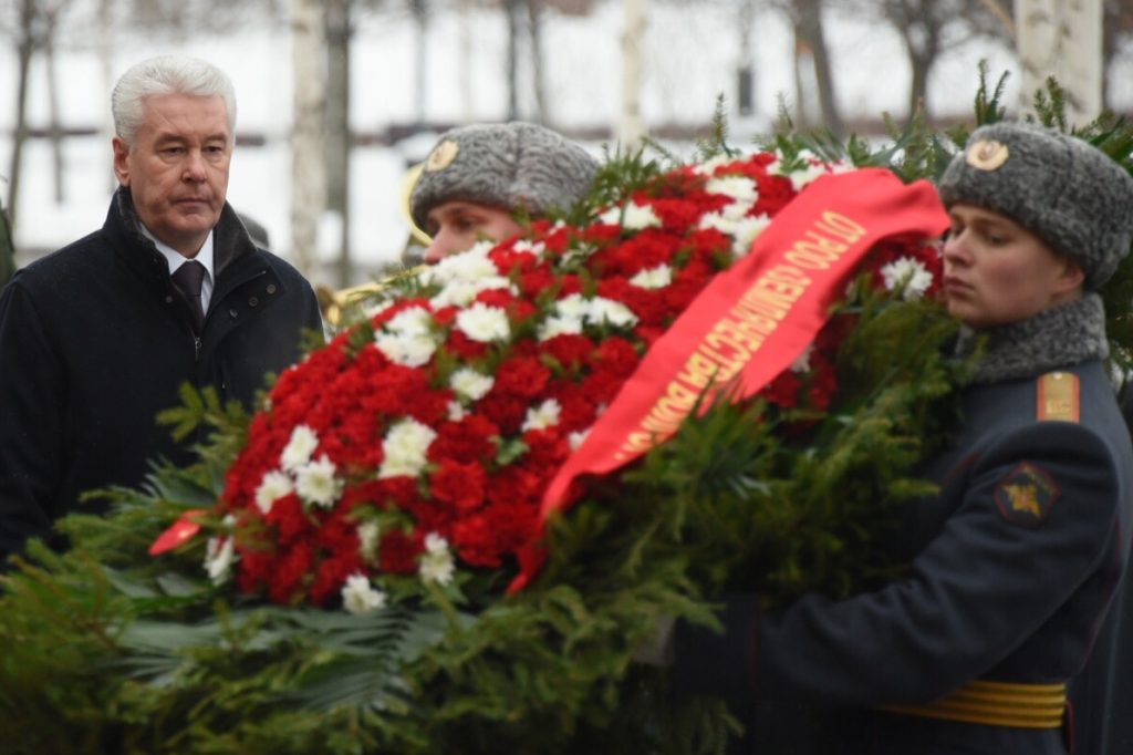 Юбилей Сталинграда: Сергей Собянин возложил цветы к Могиле Неизвестного солдата