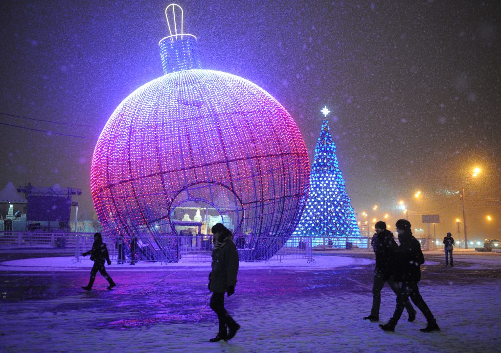 В Москве начали исчезать последние новогодние украшения
