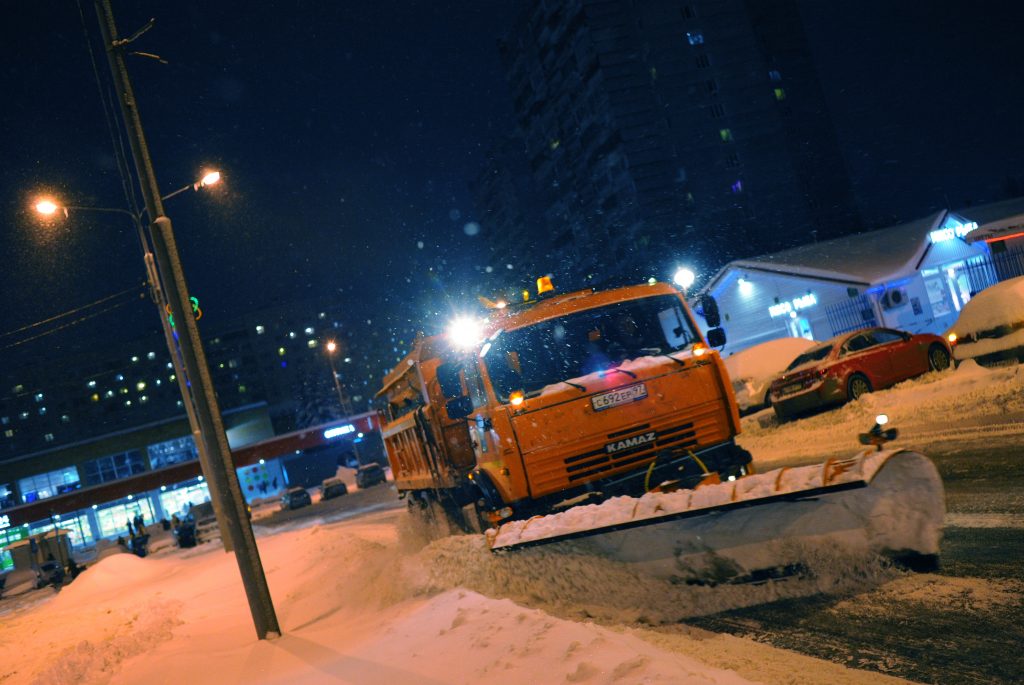 Московских водителей призвали уступить дорогу снегоуборщикам