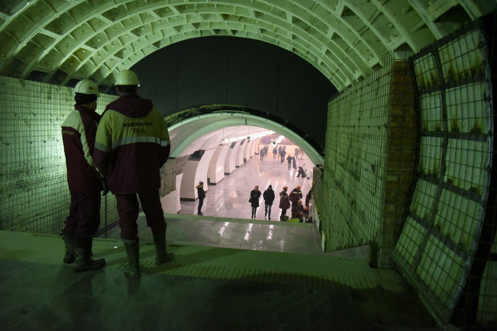 Сотрудники метро устранили последствия снегопада 