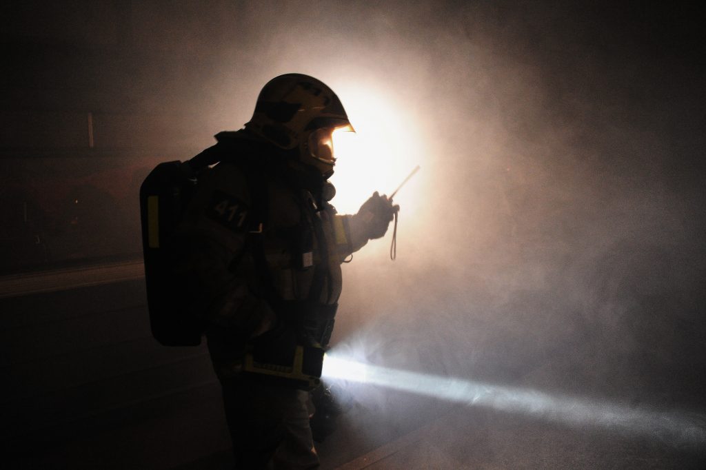 Пожарные спасли 50 человек из горящей многоэтажки на западе Москвы