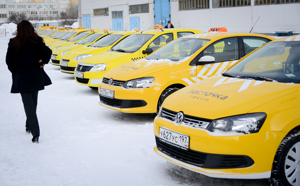 Обустроят около 100 новых парковочных мест для такси до конца года в Москве
