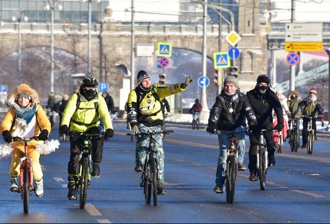 Около двух тысяч человек стали участниками зимнего велопарада в Москве