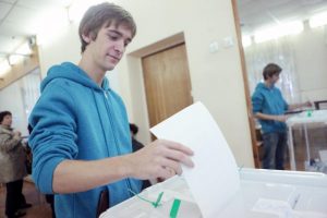 В России правом голоса и, соответственно, возможностью голосовать обладают люди, достигшие совершеннолетия. Фото: «Вечерняя Москва»