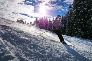 Прокатись на лыжах или сноуборде, ведь зима скоро закончится! Фото: pixabay