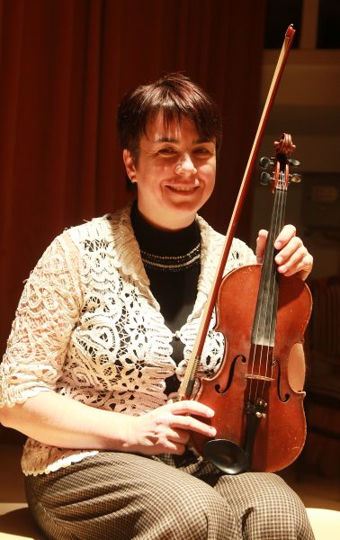 Музыкальный терапевт Екатерина Фондорка на занятиях играет на скрипке. Фото: Наталья Нечаева, «Вечерняя Москва»