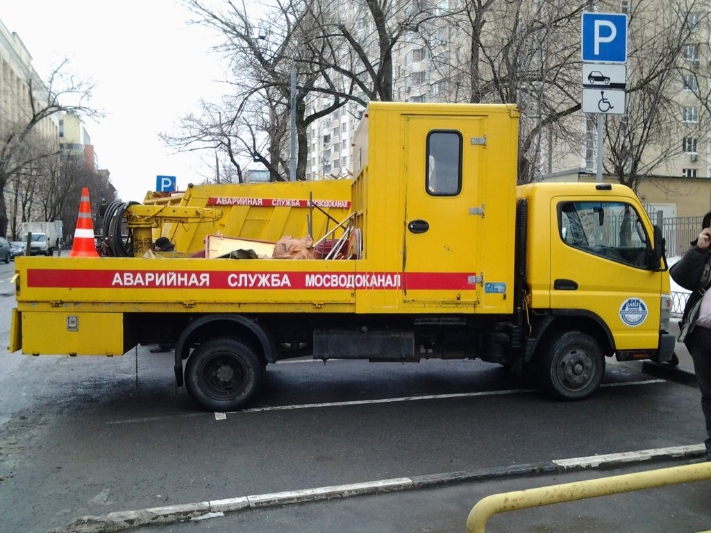Коммунальщики прибыли на место провала грунта в центре Москвы