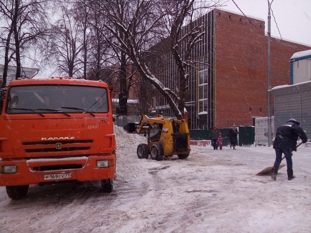 Снег во дворе убирают с 10:00. Фото: Мария Иванова, «Вечерняя Москва»