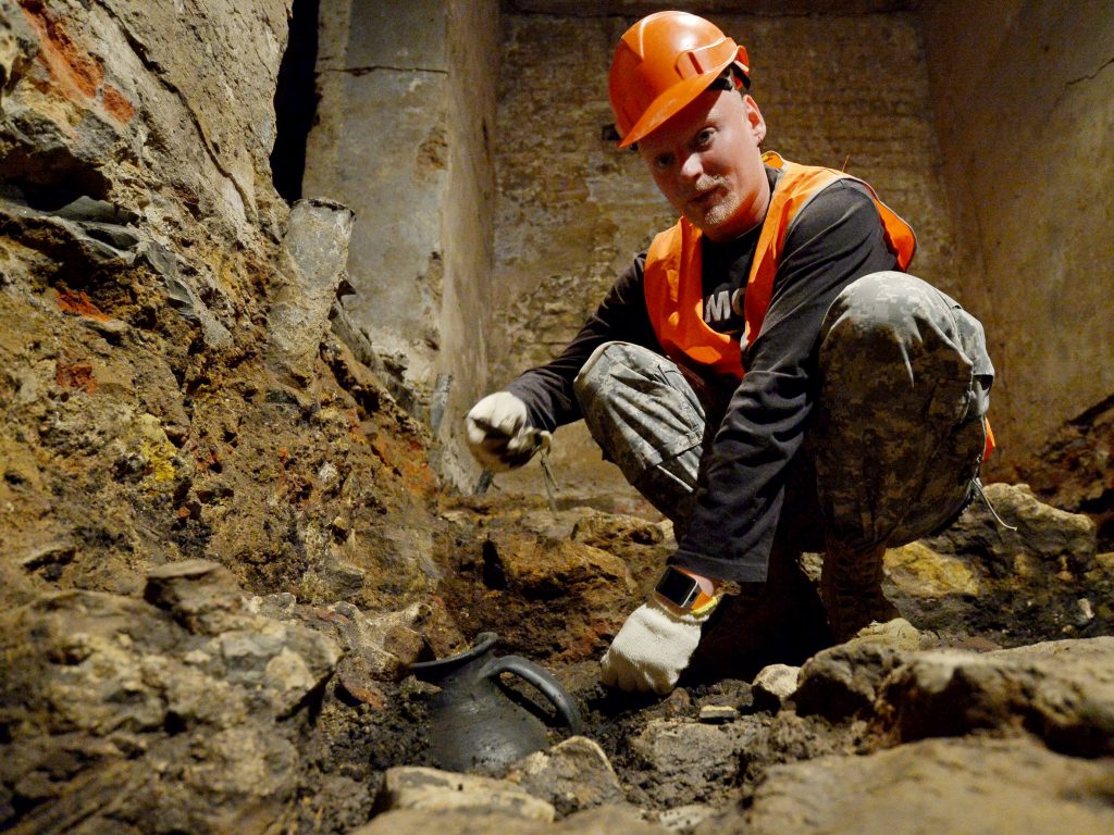 Археологи нашли 140 артефактов на Космодамианской набережной