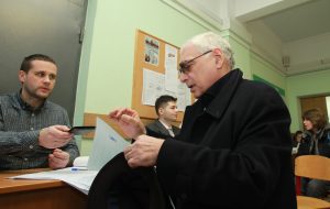 18 марта 2018 года. Режиссер Карен Шахназаров проголосовал на избирательном участке № 75