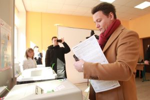 18 марта 2018 года. Актер Александр Олешко проголосовал на избирательном участке № 78
