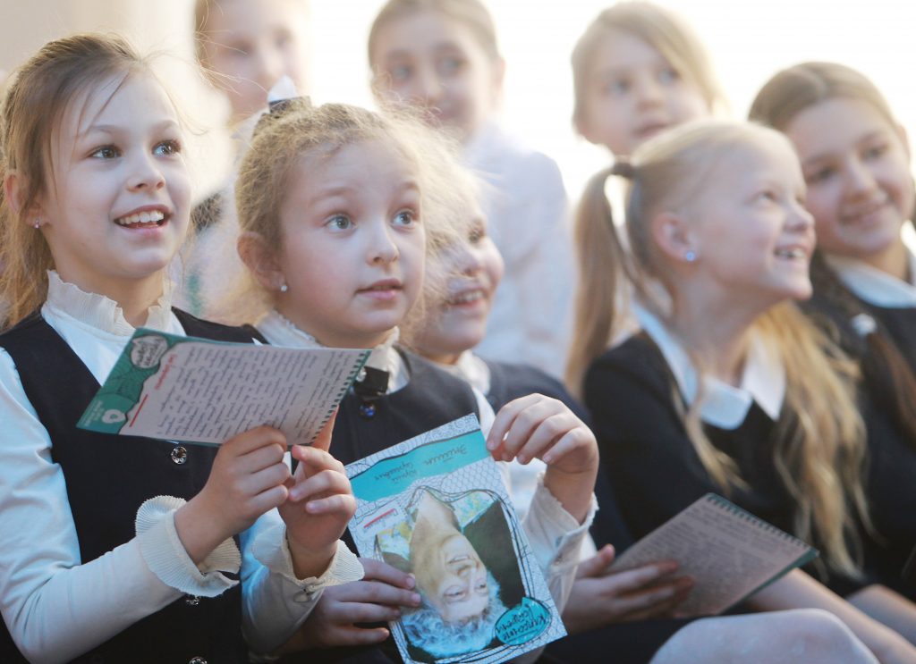 Ученики начальных классов Романовской школы встретили гостя аплодисментами. Фото: Наталия Нечаева, «Вечерняя Москва»