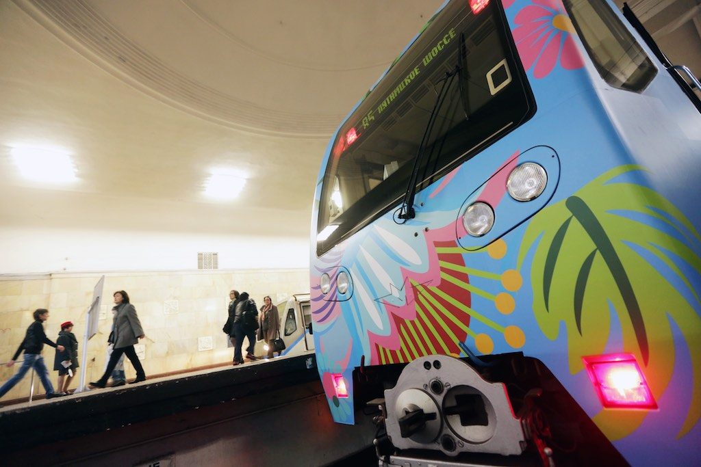 Плакаты с просьбой уступать место беременным повесят в вагонах московского метро