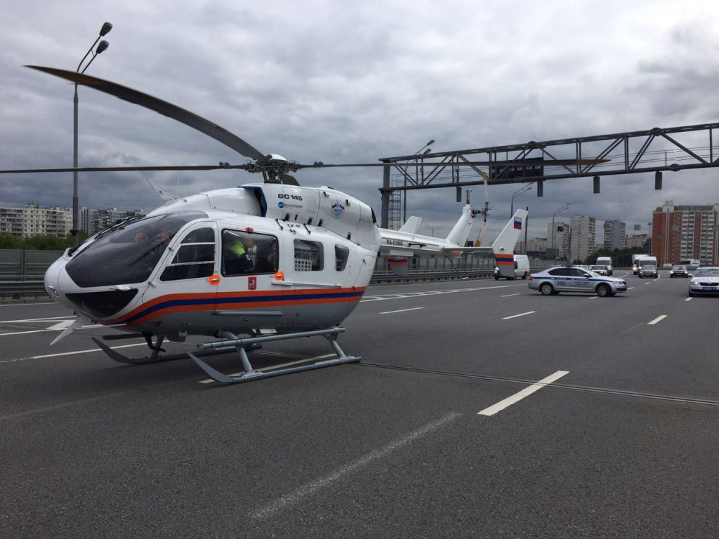 Вертолет эвакуировал подростка, попавшего в ДТП на западе Москвы