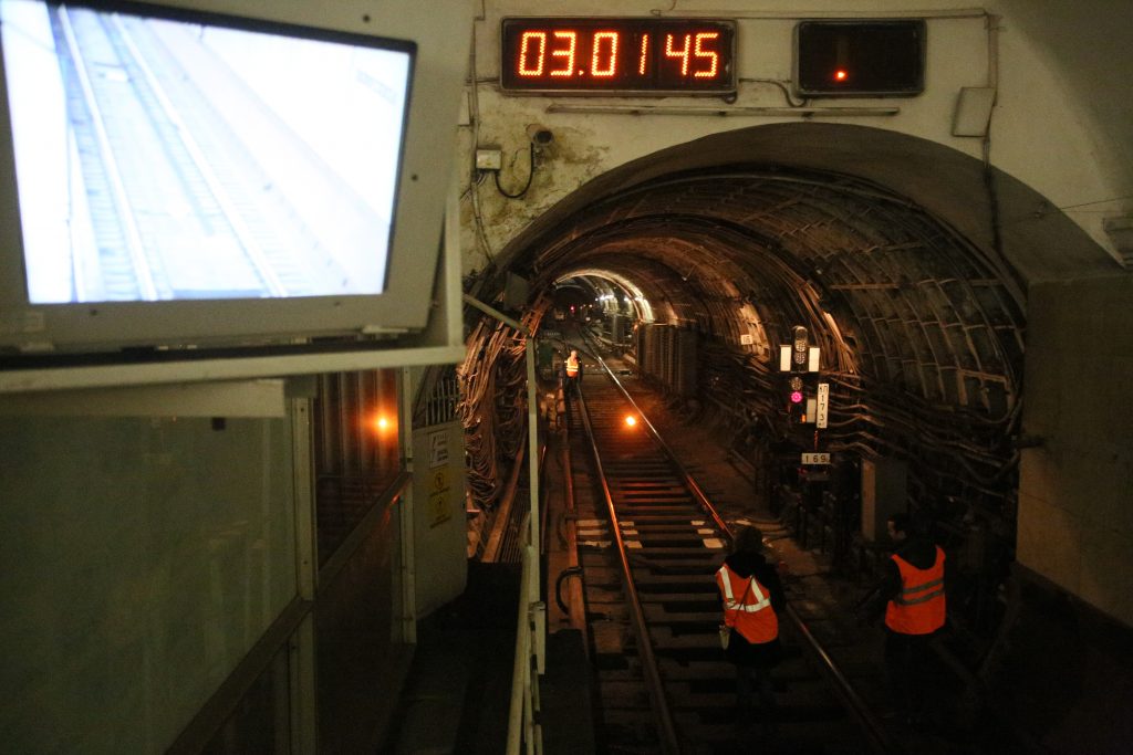 На синей ветке Московского метро устраняют сбой из-за поломки светофора