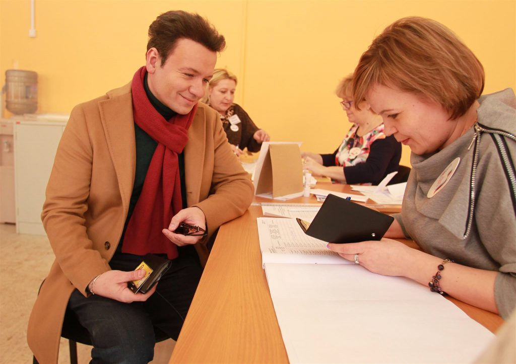 Артист Александр Олешко проголосовал на выборах президента по месту жительства