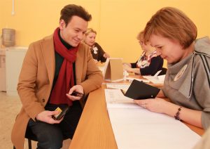 Артист Александр Олешко проголосовал на выборах президента по месту жительства. Фото: Алина Тукан, «Вечерняя Москва»