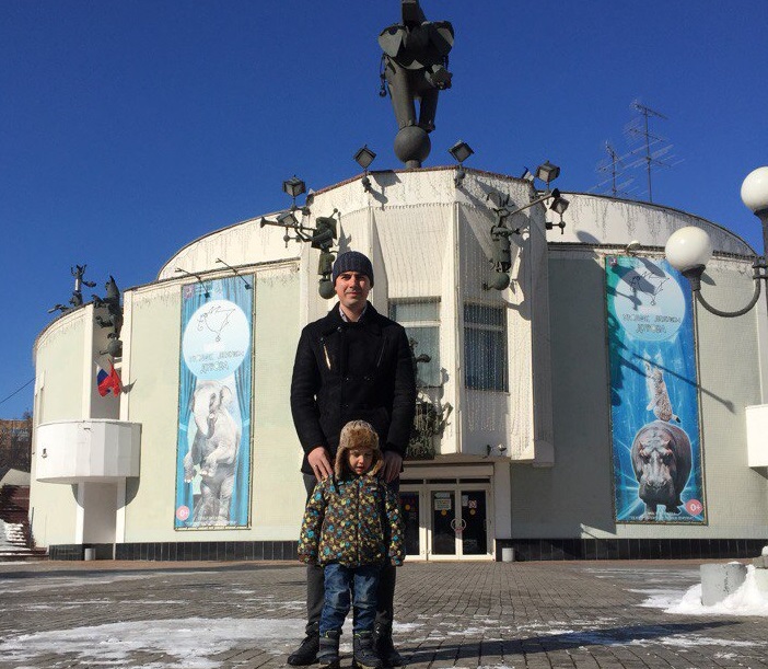 На фото участники конкурса стоят на фоне театра «Уголок дедушки Дурова». Фото: личная страница Ирины Аникиной в социальной сети «ВКонтакте»