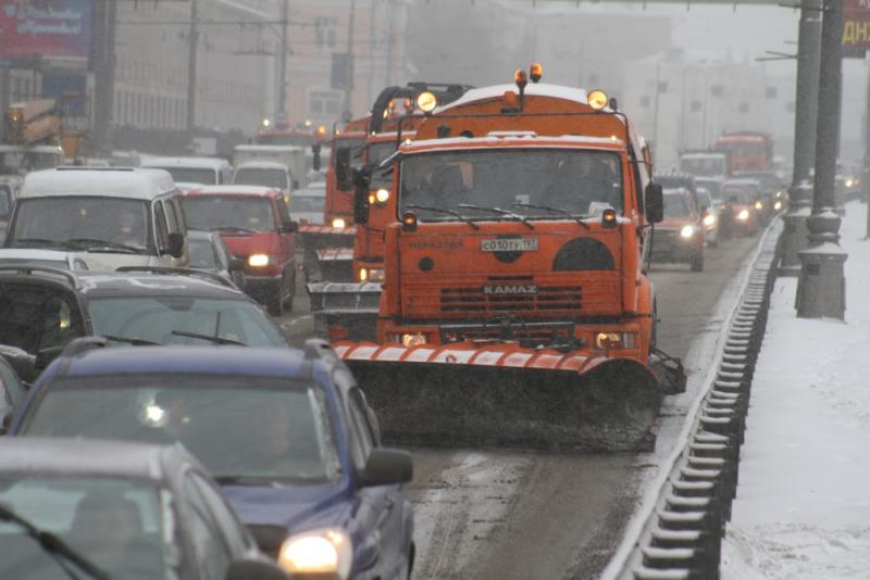 Столичным автолюбителям порекомендовали быть осторожнее в снегопад