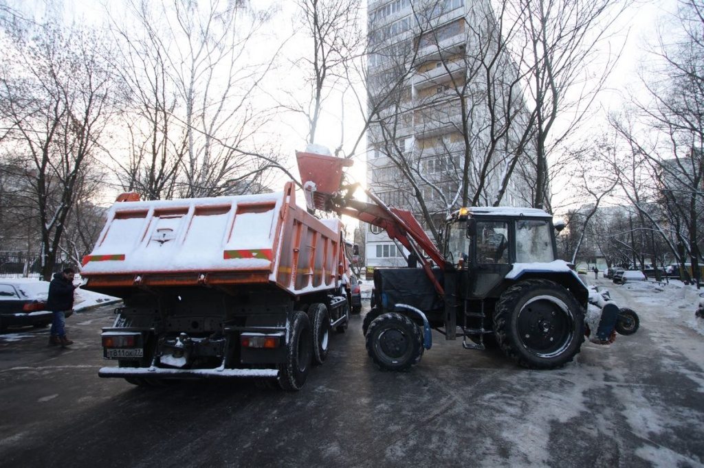 После зимнего периода специалисты проведут четырехкратную промывку дворов, проезжей части и тротуаров. Фото: "Вечерняя Москва"