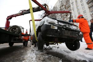 До 3 апреля 2018 года бесхозную машину на Новослободской улице уберут. Фото: Дмитрий Рухлецкий