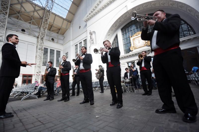 Серия музыкальных флешмобов стартовала на Киевском вокзале в Москве