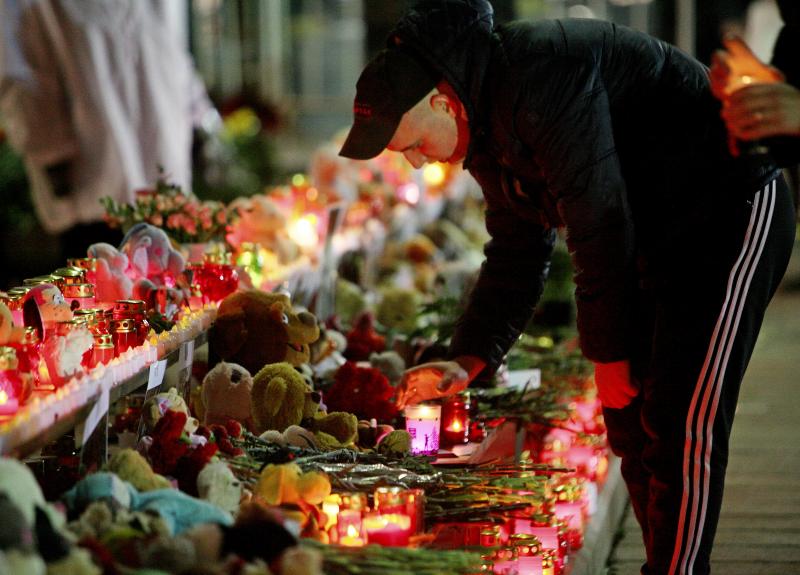Сотни людей с самого утра продолжают нести цветы на Манежную площадь. Фото: Павел Волков, «Вечерняя Москва»
