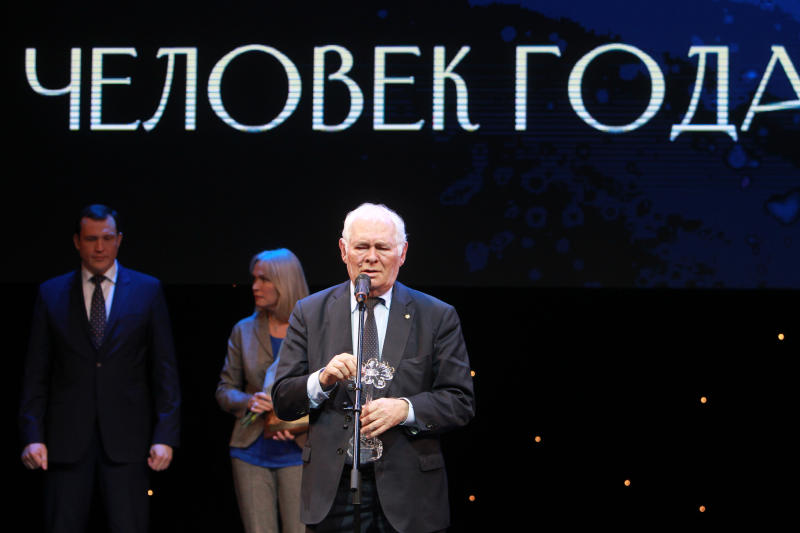В качестве награды медик получил статуэтку «Признание». Фото: Наталия Нечаева, «Вечерняя Москва»