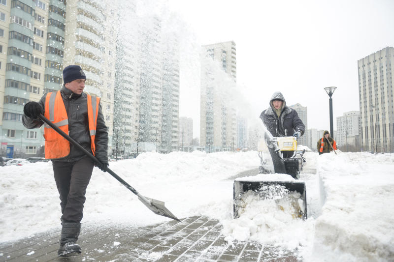 Дежурный отвечает: тротуар очистили от снега