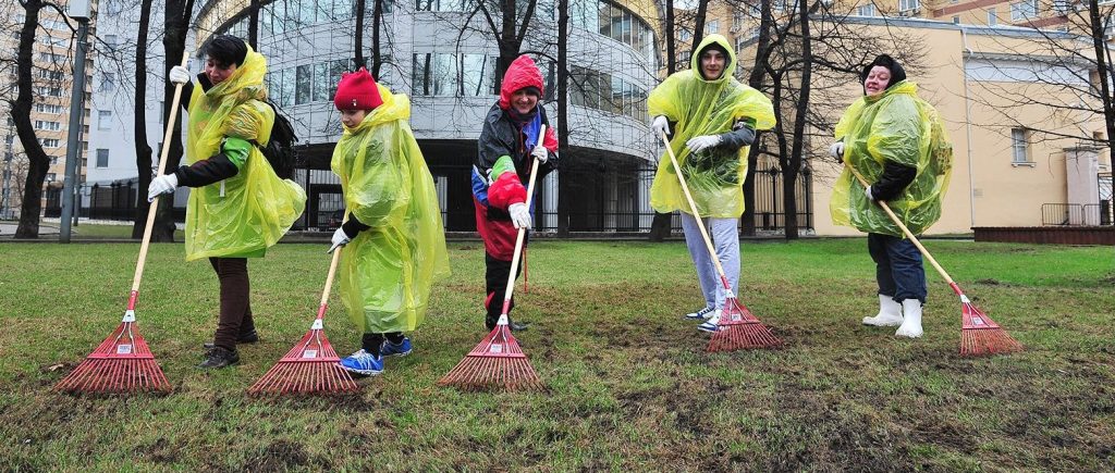 Общегородские субботники организуют в 23 парках Москвы