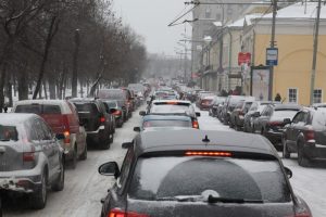 Движение автотранспорта временно ограничат на некоторых участках центра Москвы. Фото: Петр Болховитинов, «Вечерняя Москва»