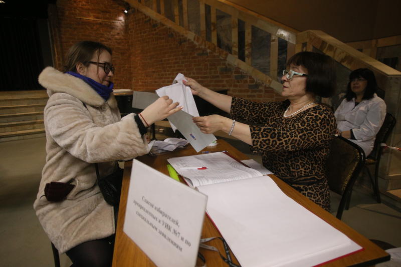 Более 695 тысяч человек подали заявки для голосования на выборах через портал госуслуг и МФЦ