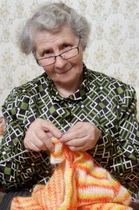 Валентина Викторовна всегда на позитиве вяжет шарфы для своих пяти внучек. Фото: официальный сайт Shutterstock