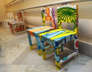 В игровой комнате стоят 12 детских стульев, расписанных художниками. Фото: Наталия Нечаева. Фото: Наталия Нечаева, «Вечерняя Москва»