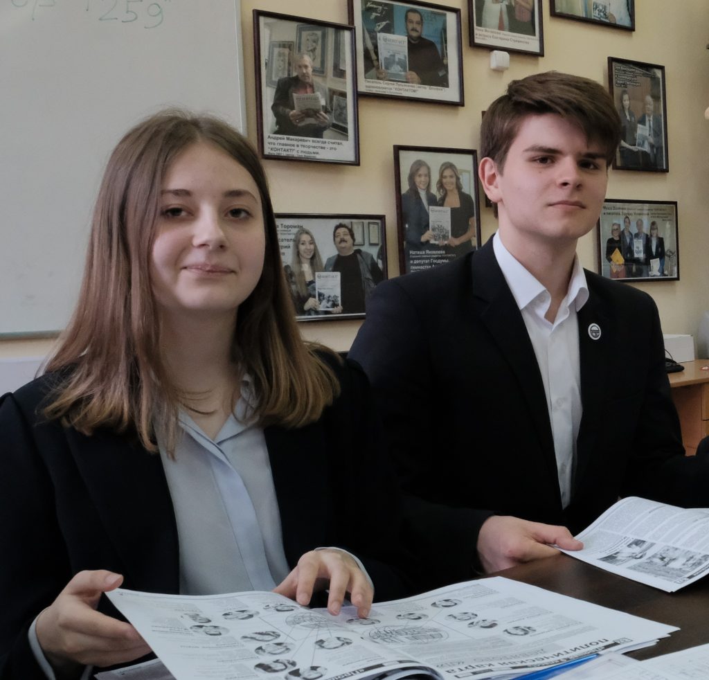 6 апреля 2018 года. Корреспондент газеты «Контакт!» Лиза Тимонина (слева) и редактор Кристиан Санс (справа). Фото: Максим Аносов