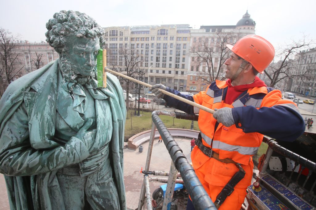 Памятник Пушкину привели в порядок после зимы
