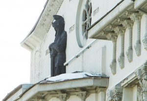 Первая, одинокая фигура рыцаря находится под самой крышей на фасаде здания. Фото: Наталия Нечаева, «Вечерняя Москва»