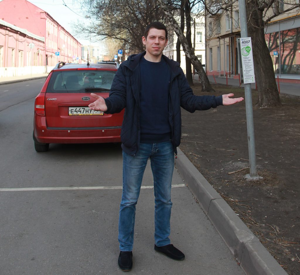 23 апреля 2018 года. Павел Строев показывает недавно установленный знак, который запрещает парковаться во дворе любым автобусам. Фото: Наталия Нечаева