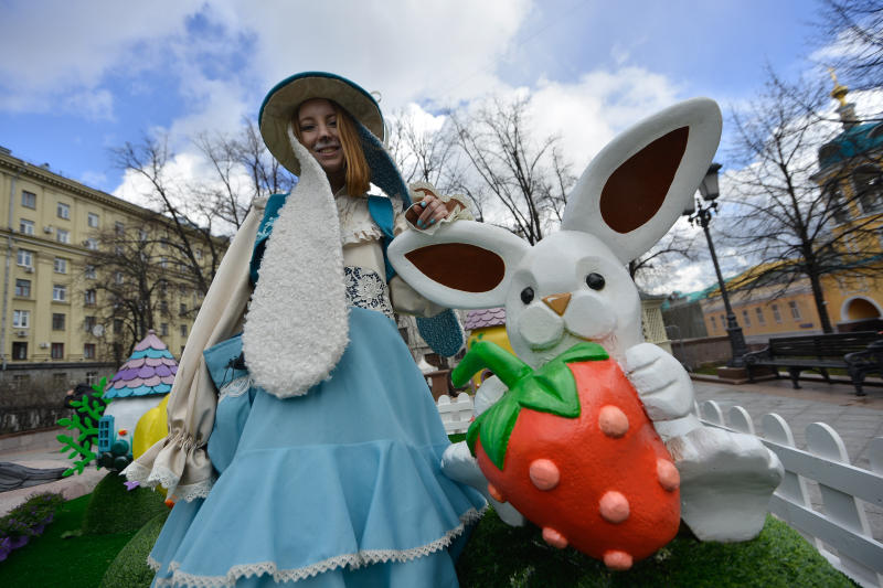 12 апреля 2017 года. Фестиваль «Пасхальный дар» в центре столицы: аниматор Соня Ватакатаева с пасхальным зайцем
