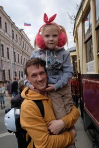 Посмотреть на трамваи пришел житель округа Александр Савинов с дочкой Златой. Фото: Максим Аносов