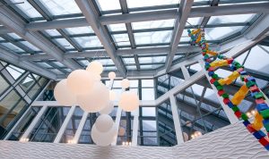 Одним из украшений станет пятиметровая ДНК-скульптура из разноцветных кубиков. Фото: mos.ru